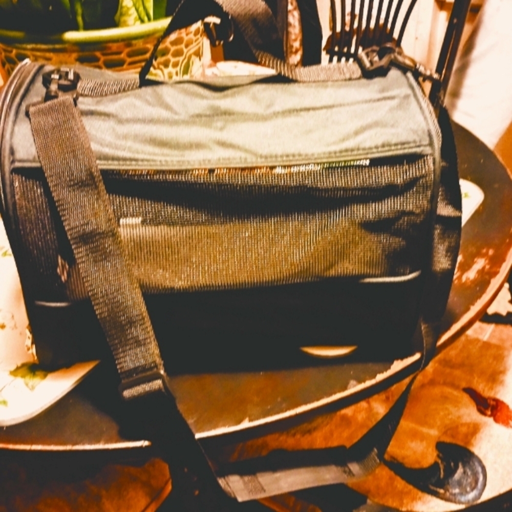 Black Sherpa Lined Pet Carrier NWOT